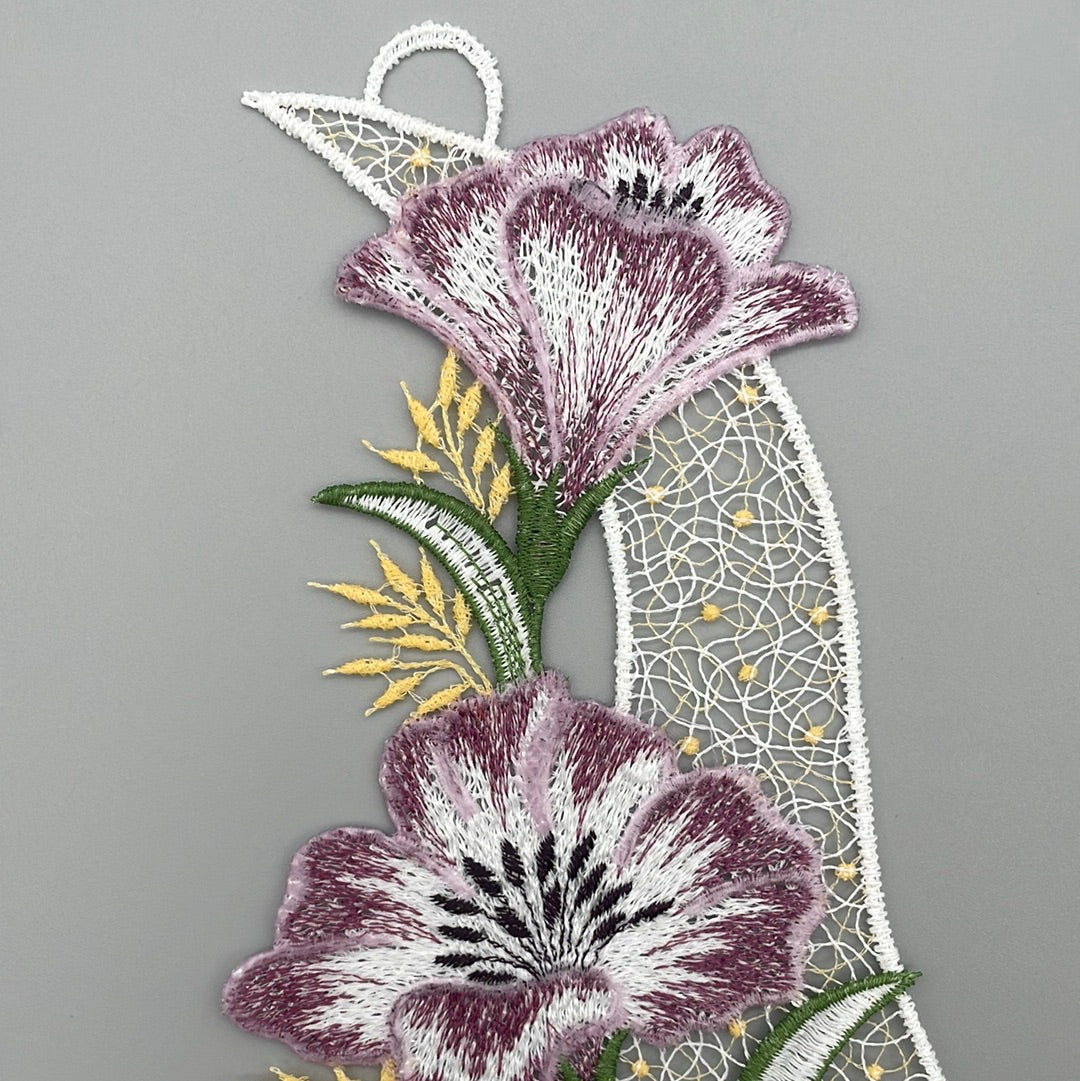 Fensterbild Blüten Lila 32x15 cm – Plauener Spitze | Fensterdeko Frühling/Sommer von Wimpelberg