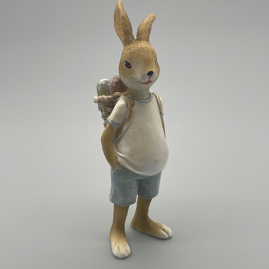 Deko Osterhasenfigur aus Kunststein | Deko für Ostern Hase mit Korb auf dem Rücken von Wimpelberg