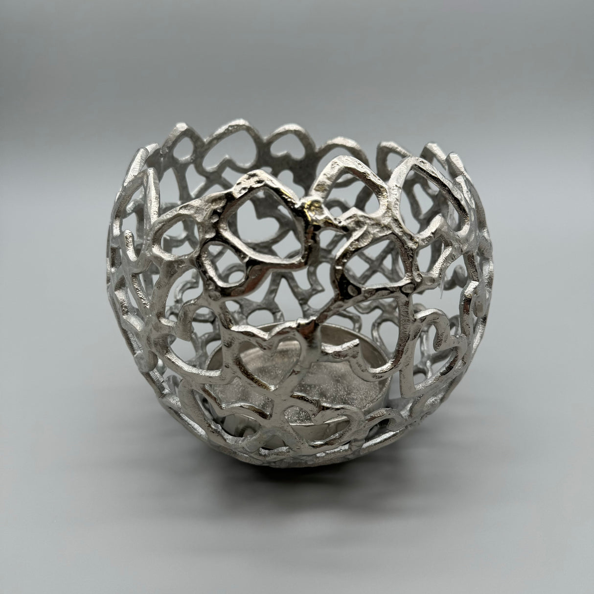 Formano Windlicht Kugel mit Herz-Durchbruch – Mattes Silber-Aluminium | Deko Windlicht 19cm von Wimpelberg