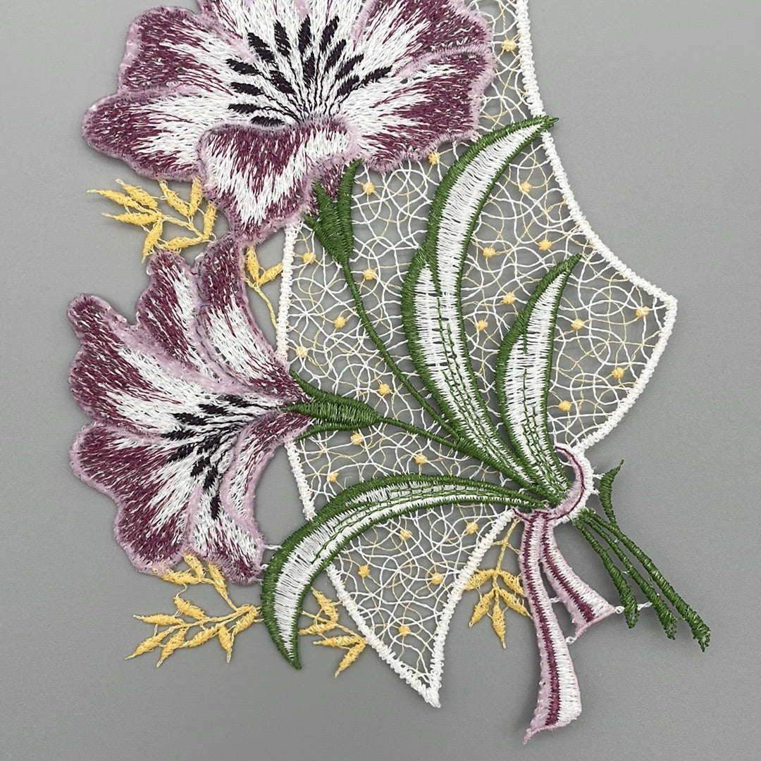 Fensterbild Blüten Lila 32x15 cm – Plauener Spitze | Fensterdeko Frühling/Sommer von Wimpelberg