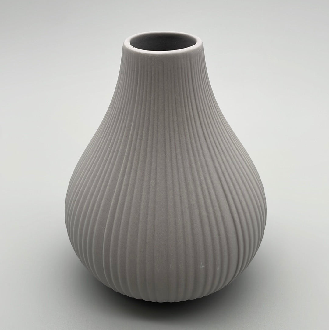 Dekovase aus Steingut in Pastellfarben | Blumenvase grau von Wimpelberg