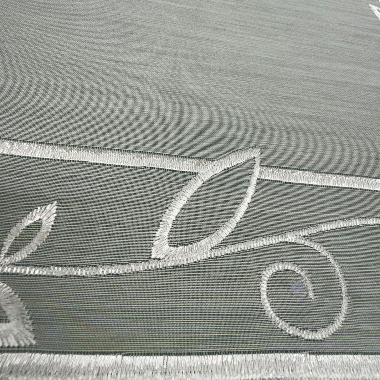 Plauener Spitze Decke mit Rankenverzierung – Wollweiß für ein elegantes Zuhause von Wimpelberg