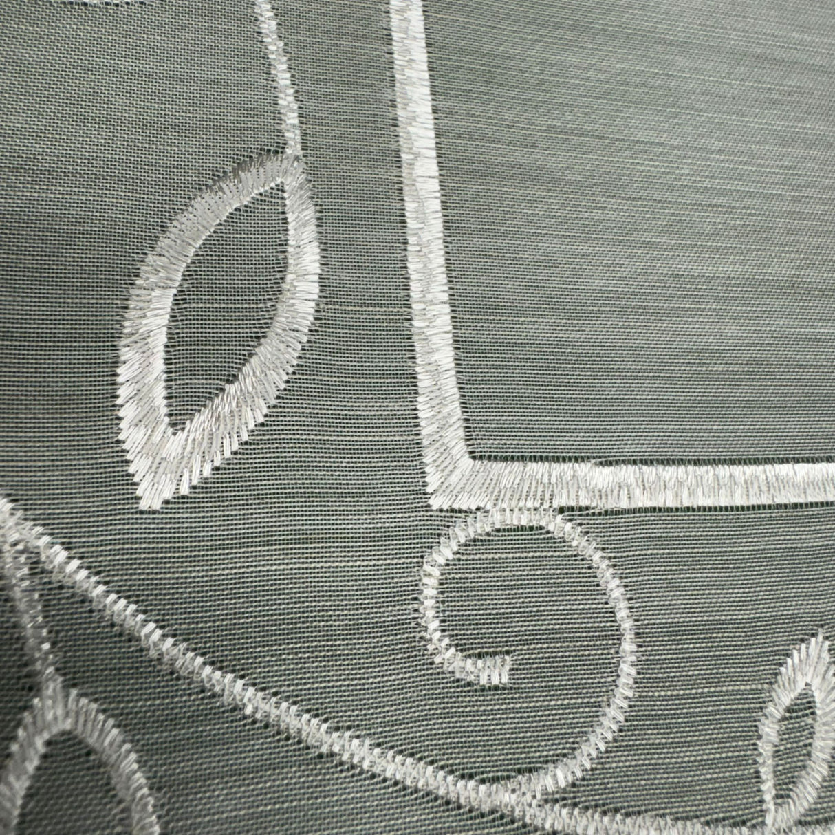 Plauener Spitze Decke mit Rankenverzierung – Wollweiß für ein elegantes Zuhause von Wimpelberg