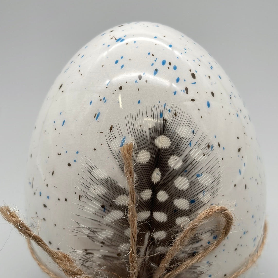 Ostereier Deko aus Steingut mit Feder | Deko Osterei von Wimpelberg