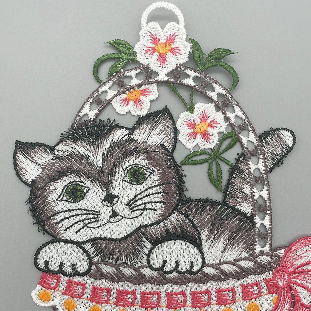 Fensterbild Katze im Korb | Fensterdeko von Wimpelberg