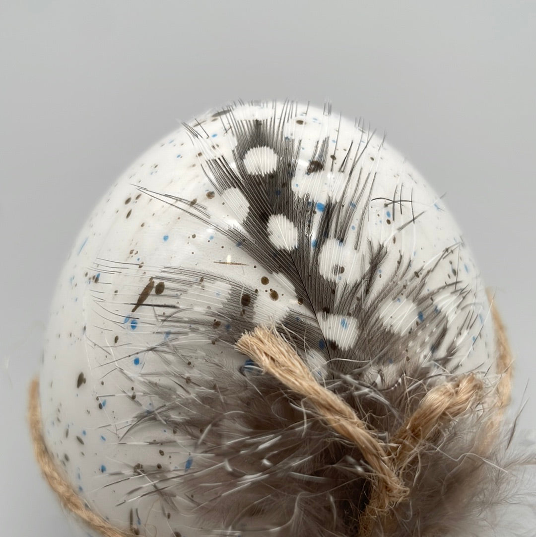 Ostereier Deko aus Steingut mit Feder | Deko Osterei von Wimpelberg