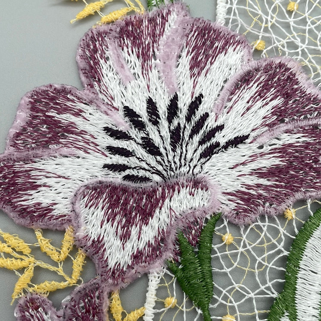 Fensterbild Blüten Lila 32x15 cm – Plauener Spitze | Fensterdeko Frühling/Sommer von Wimpelberg