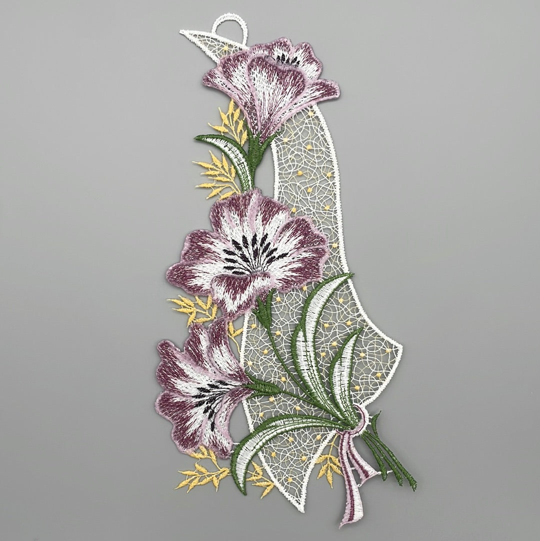 Fensterbild Blüten Lila 32x15 cm – Plauener Spitze | Fensterdeko Frühling/Sommer lila von Wimpelberg
