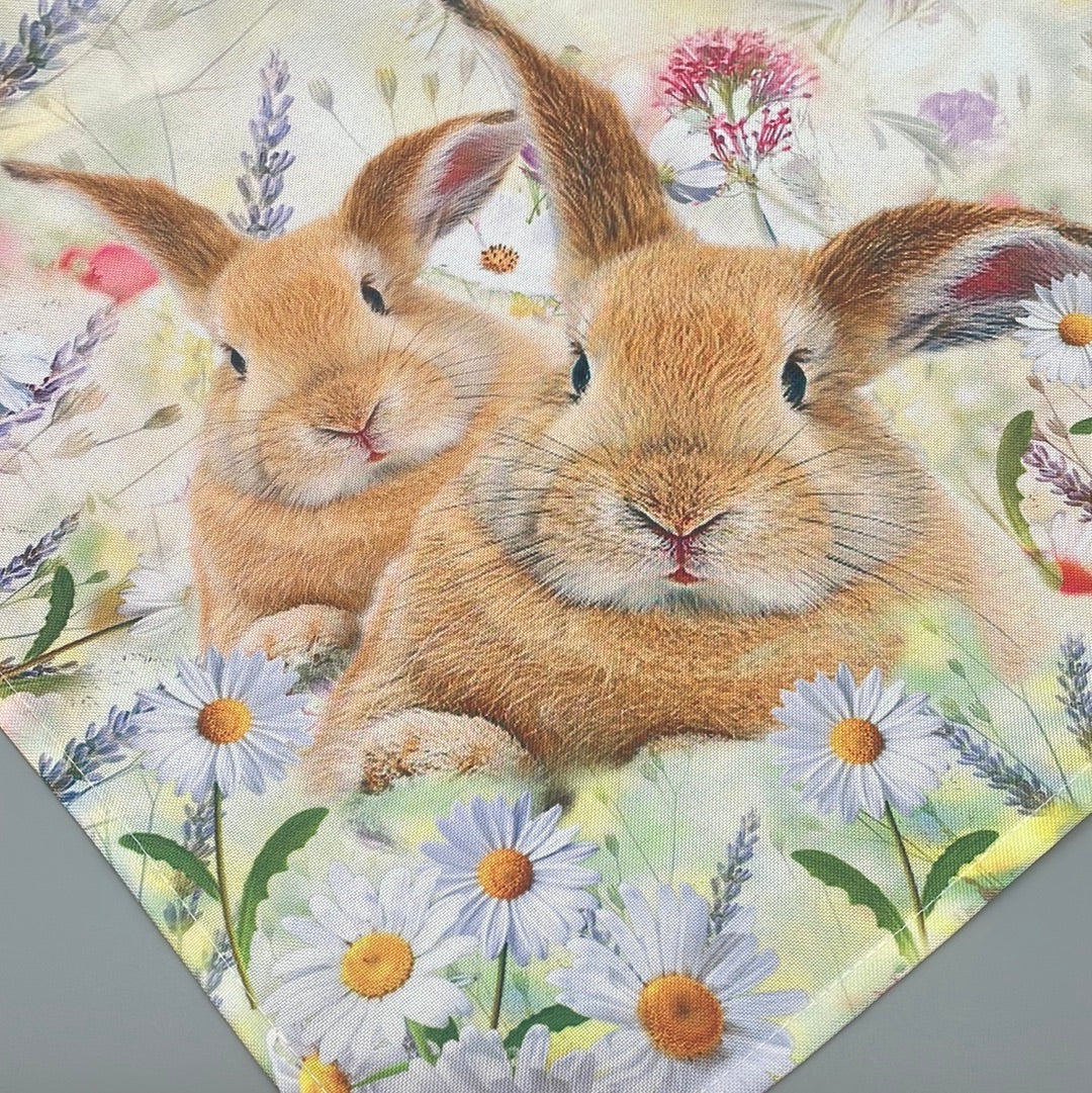 Osterdecke 130x170cm Hase auf Frühlingswiese | Osterdeko von Wimpelberg