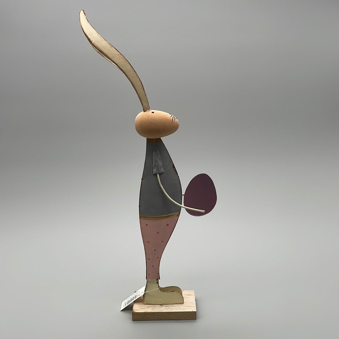 Osterhasen Figuren aus Metall auf Sockel | Osterdeko Figuren Osterei in der Hand von Wimpelberg