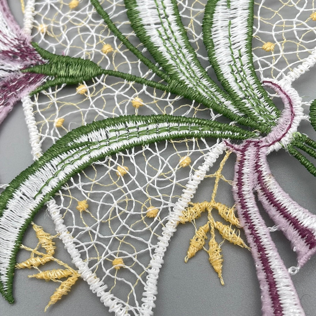 Fensterbild Blüten Lila 32x15 cm – Plauener Spitze | Fensterdeko Frühling/Sommer von Wimpelberg