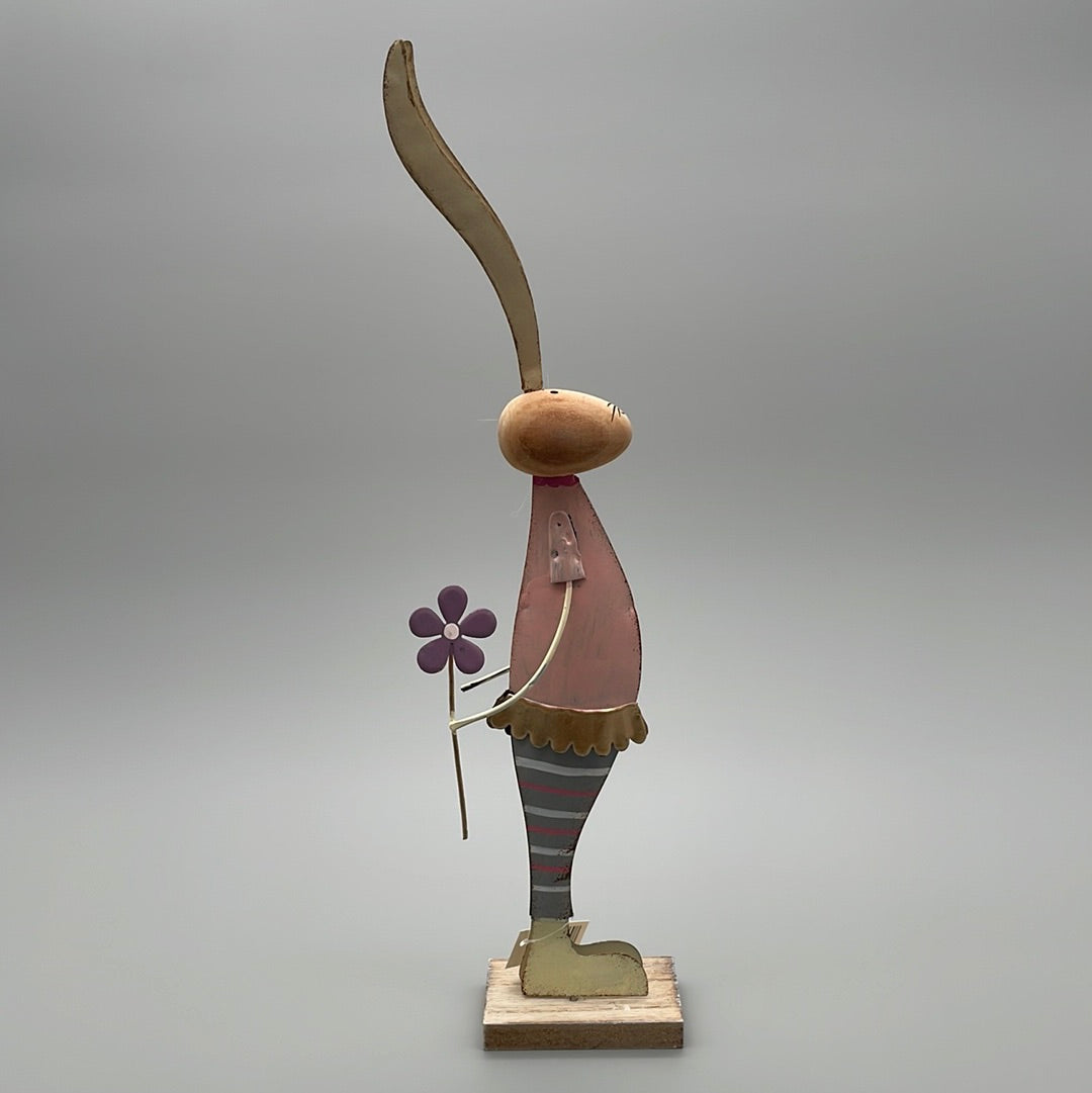 Osterhasen Figuren aus Metall auf Sockel | Osterdeko Figuren Blume in der Hand von Wimpelberg