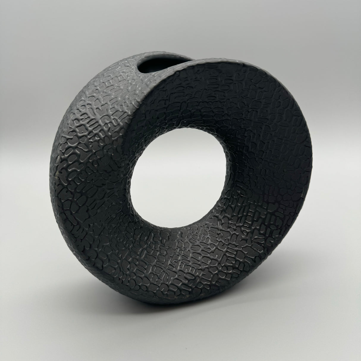 Runde Keramikvase Schwarz-Matt: Handverziert 23cm rund von Wimpelberg