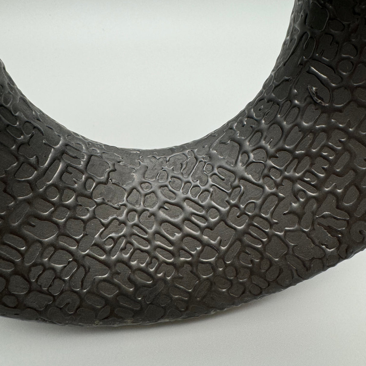 Runde Keramikvase Schwarz-Matt: Handverziert von Wimpelberg