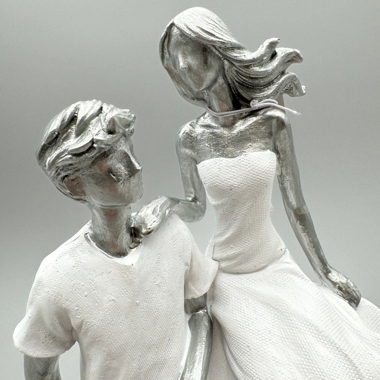 Stilvolles Paar mit Herz: Weiß-Silber, 25 cm, Kunststein von Wimpelberg