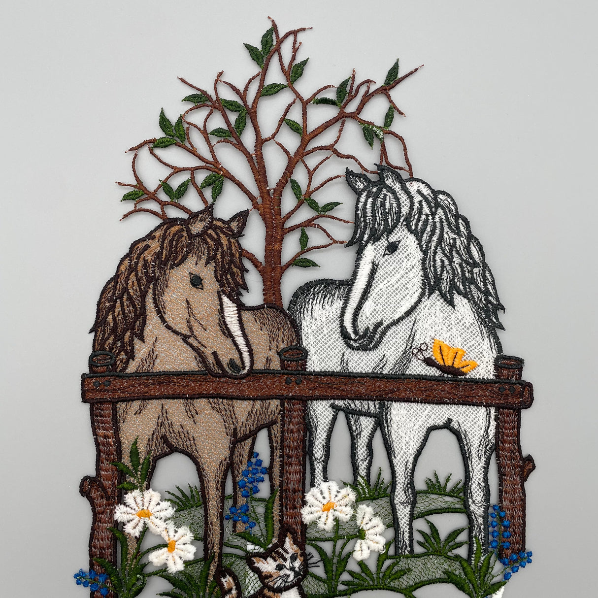 Fensterbild Pferdekoppel farbig | Plauener Spitze | Fensterdekoration von Wimpelberg