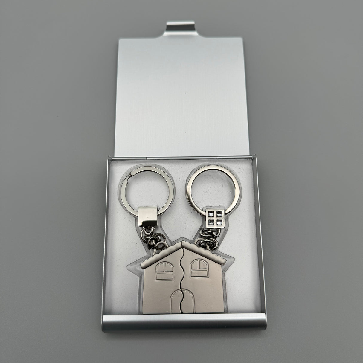 Schlüsselanhänger Satz Haus aus versilbertem Zink mit Strass-Steinen von Wimpelberg