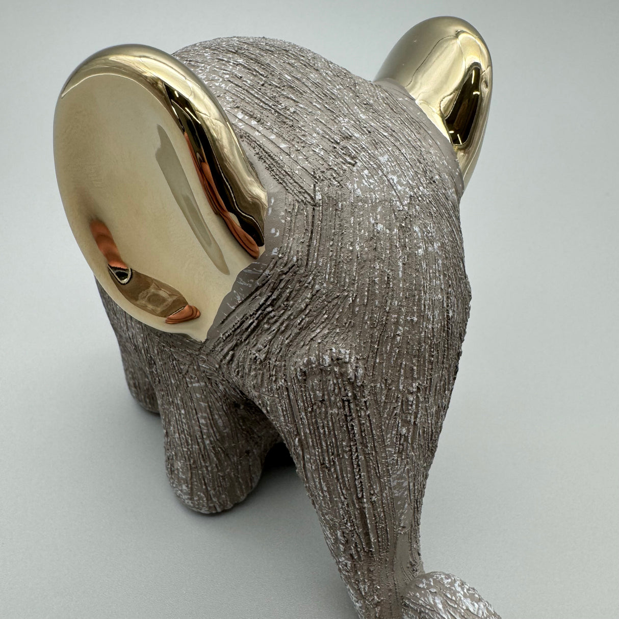 Stilvoller Elefant: 12 cm, Keramik, matte reliefierte Oberfläche, goldene Elemente von Wimpelberg