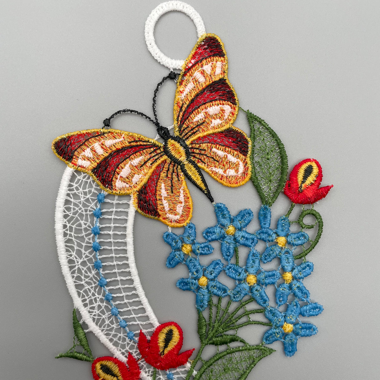 Fensterbild Schmetterlinge mit Blüte | Plauener Spitze Fensterbild | Fensterdekoration von Wimpelberg