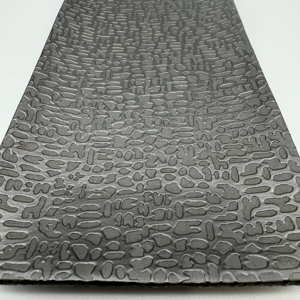 Elegante Deko-Schale: Schwarze Mattglasur, Aufgetragene Struktur, Filz-Sticker von Wimpelberg