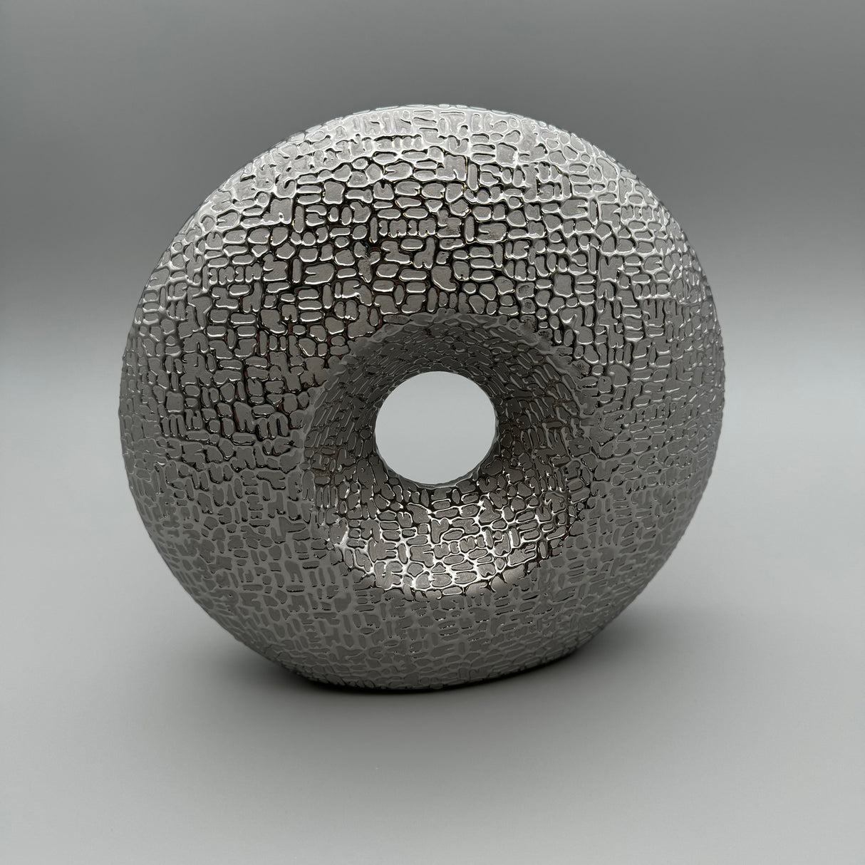 Stilvolle Runde Vase: Grau-Silber, Matte Keramik, Glänzende Struktur, Filz-Sticker 26cm rund von Wimpelberg