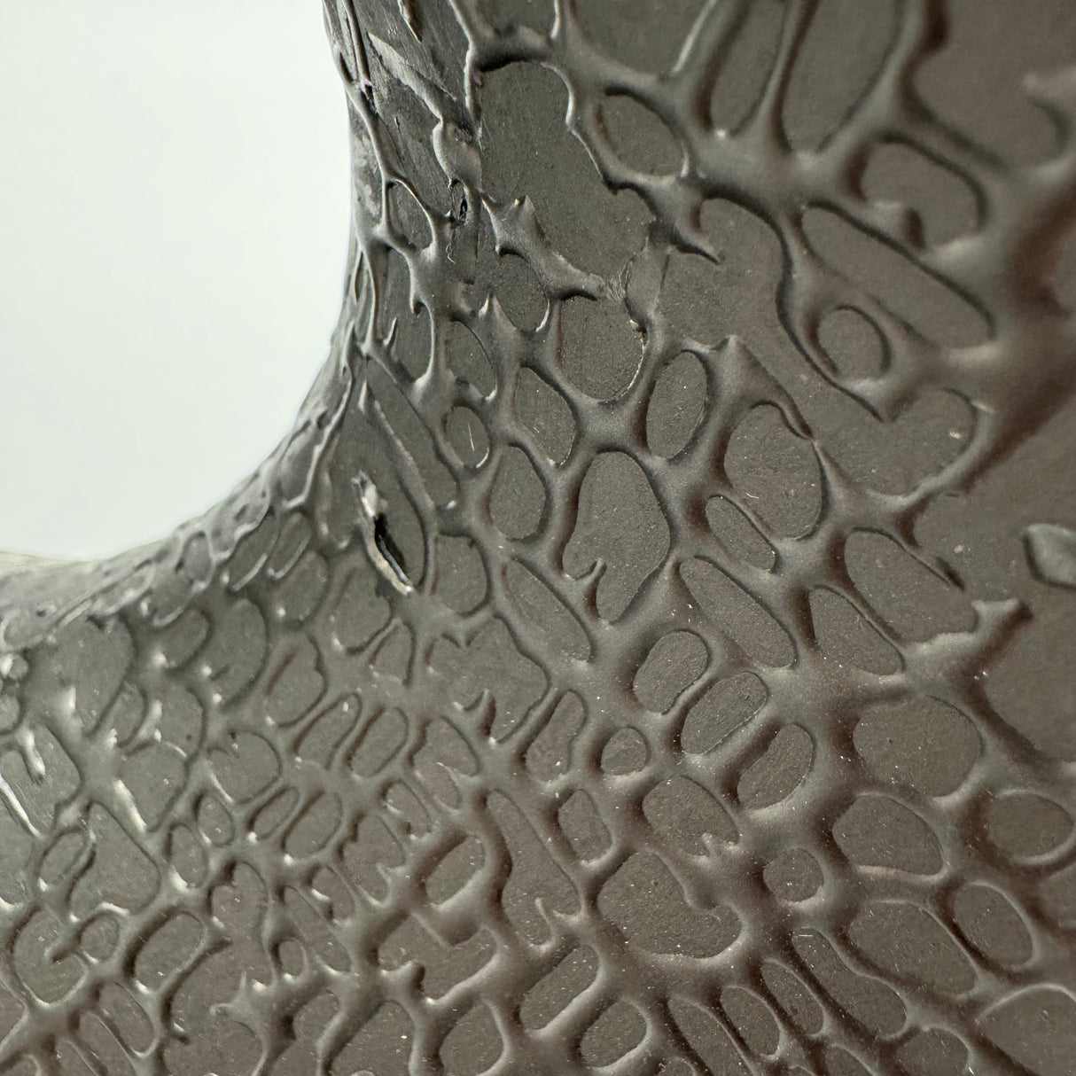 Runde Keramikvase Schwarz-Matt: Handverziert von Wimpelberg