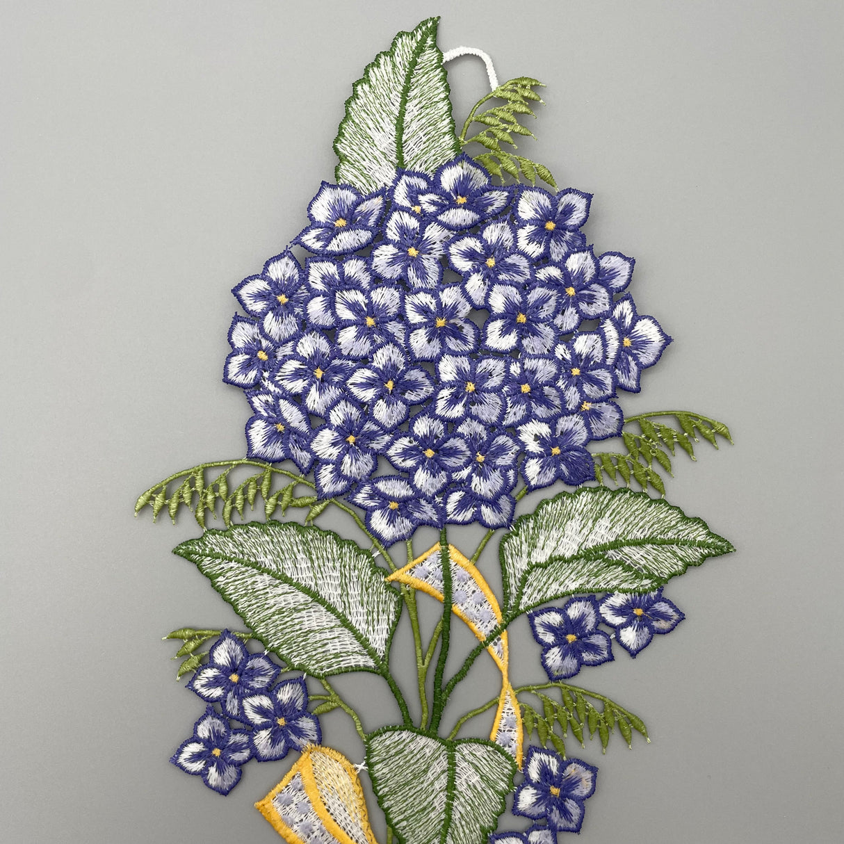 Fensterbild Hortensie lila | Plauener Spitze Fensterbild | Sommer Fensterdeko von Wimpelberg