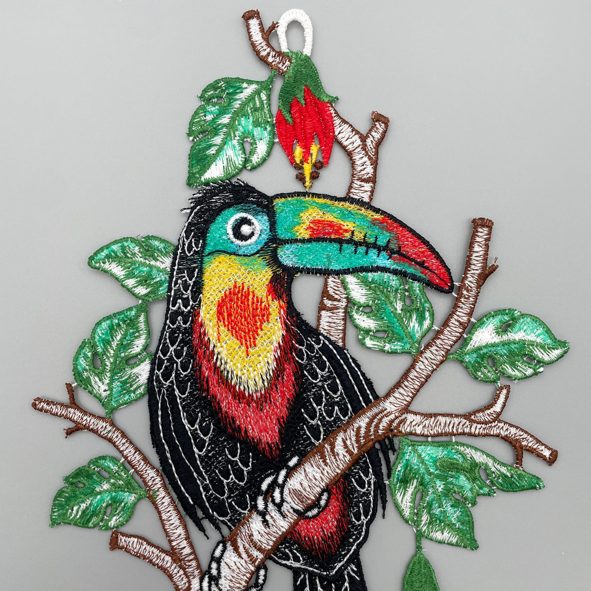 Fensterbild Tukan farbig | Plauener Spitze | Fensterdekoration für den Sommer von Wimpelberg