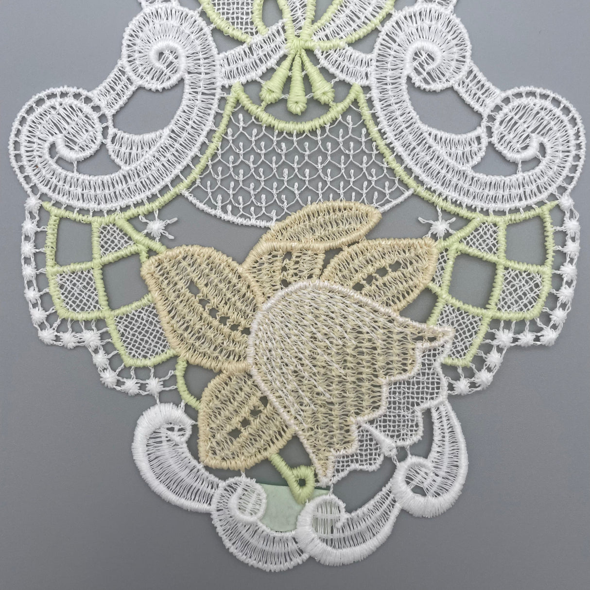 Plauener Spitze Fensterbild Ostern mit Glocke von Wimpelberg