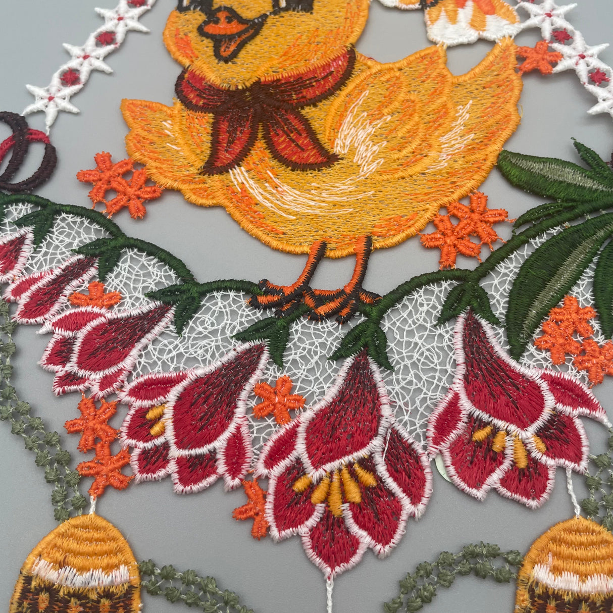 Plauener Spitze Fensterbild Ostern Küken auf Blumen von Wimpelberg