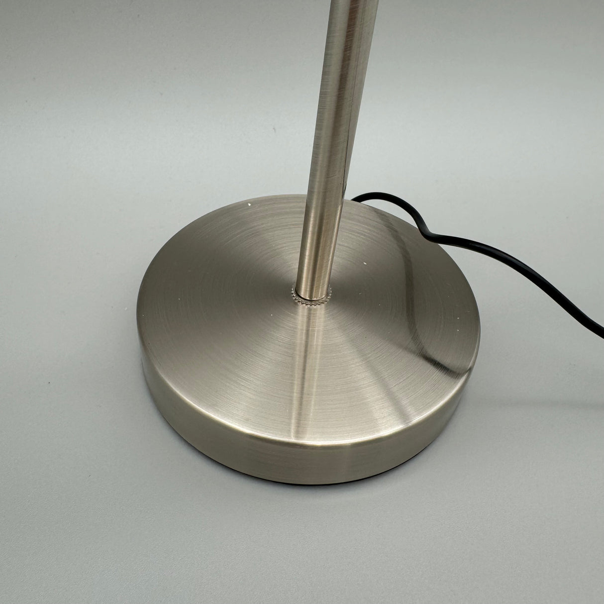 Moderne LED-Lampe 20x12x40cm: Klares Acryl, Dimmbar, Silberner Metall-Fuß von Wimpelberg