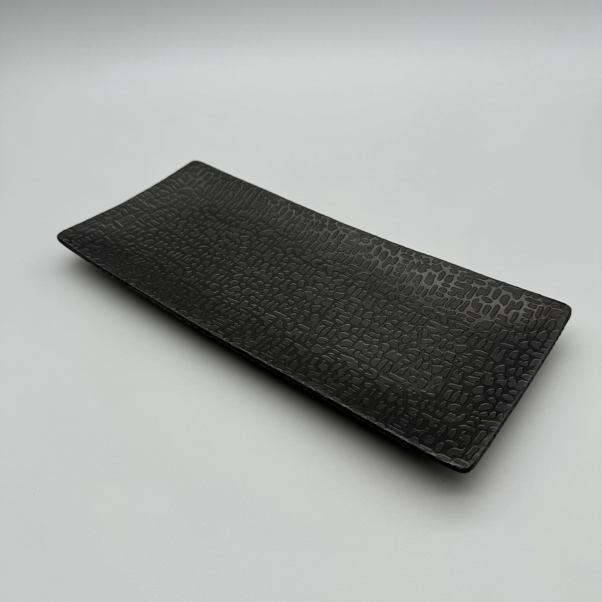 Elegante Deko-Schale: Schwarze Mattglasur, Aufgetragene Struktur, Filz-Sticker von Wimpelberg