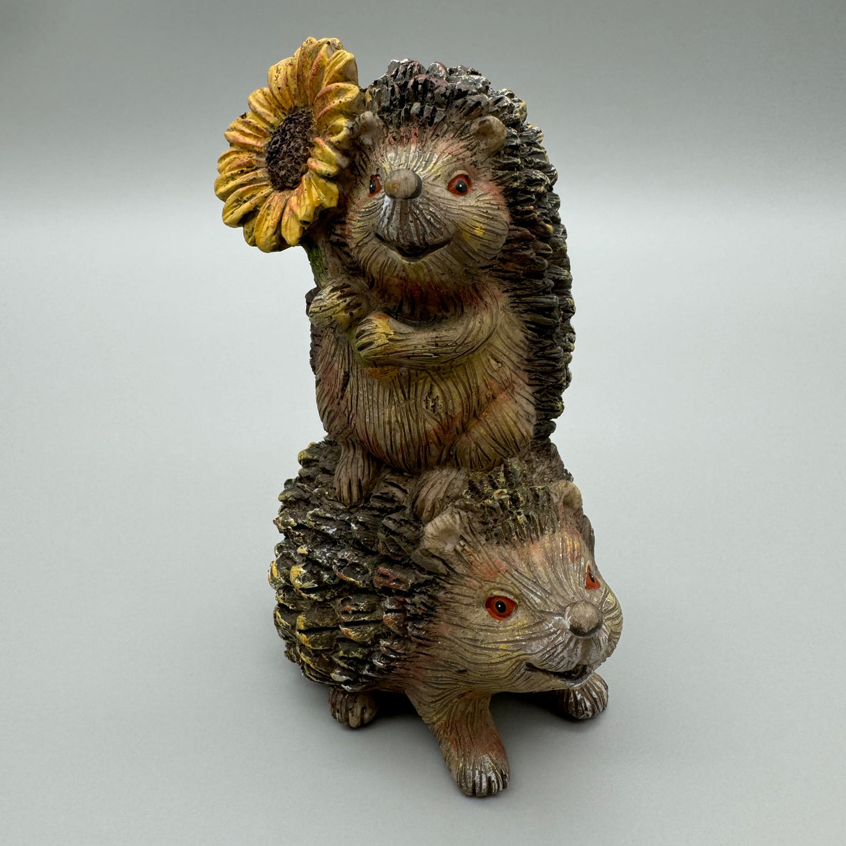Igelpaar mit Sonnenblume 18 cm – Handgefertigte Deko aus Kunststein | Herbstdeko von Wimpelberg