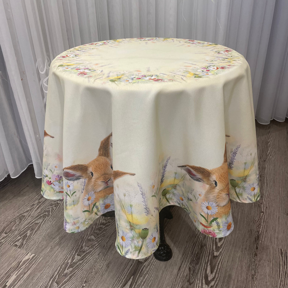 Osterdecke rund Hase auf Frühlingswiese | Osterdeko creme von Wimpelberg