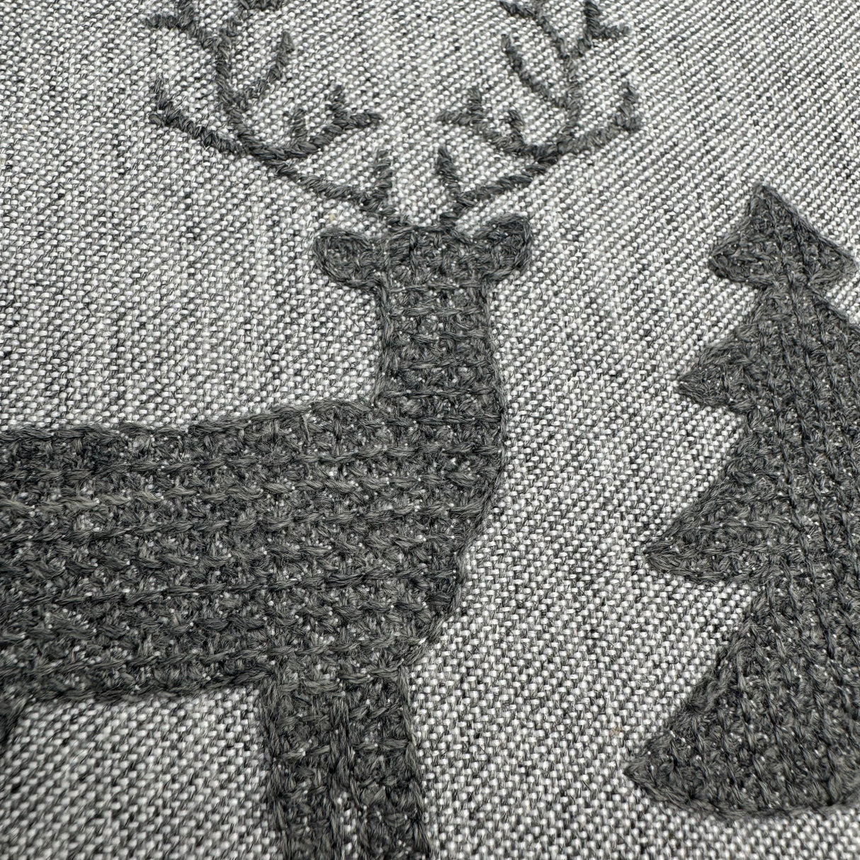 Kissenhülle Hirsch Grau 40x40 cm – Winterliche Dekoration Kissenhülle von Wimpelberg