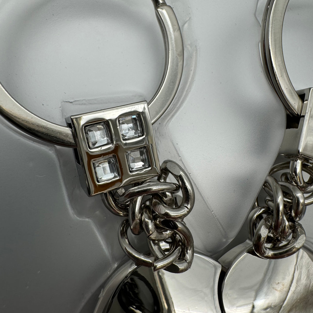 Schlüsselanhänger Satz Herzen aus Zink mit Strass – versilbert und glänzend von Wimpelberg