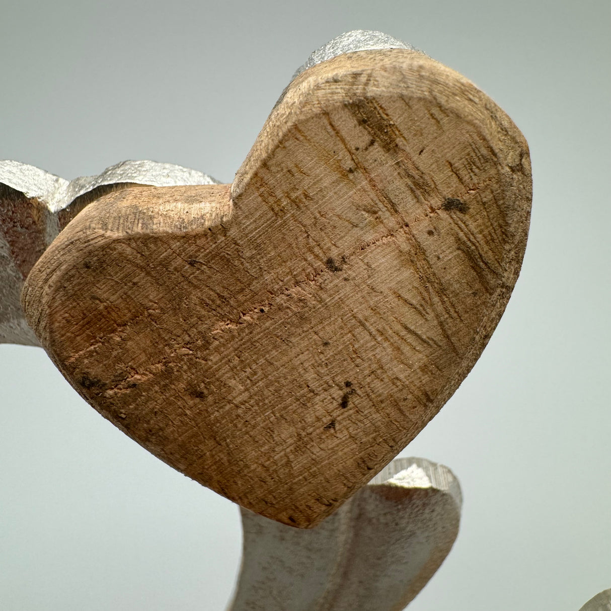 Schriftzug Love mit Herz – Büste aus mattem Aluminium und Mango-Holz von Wimpelberg