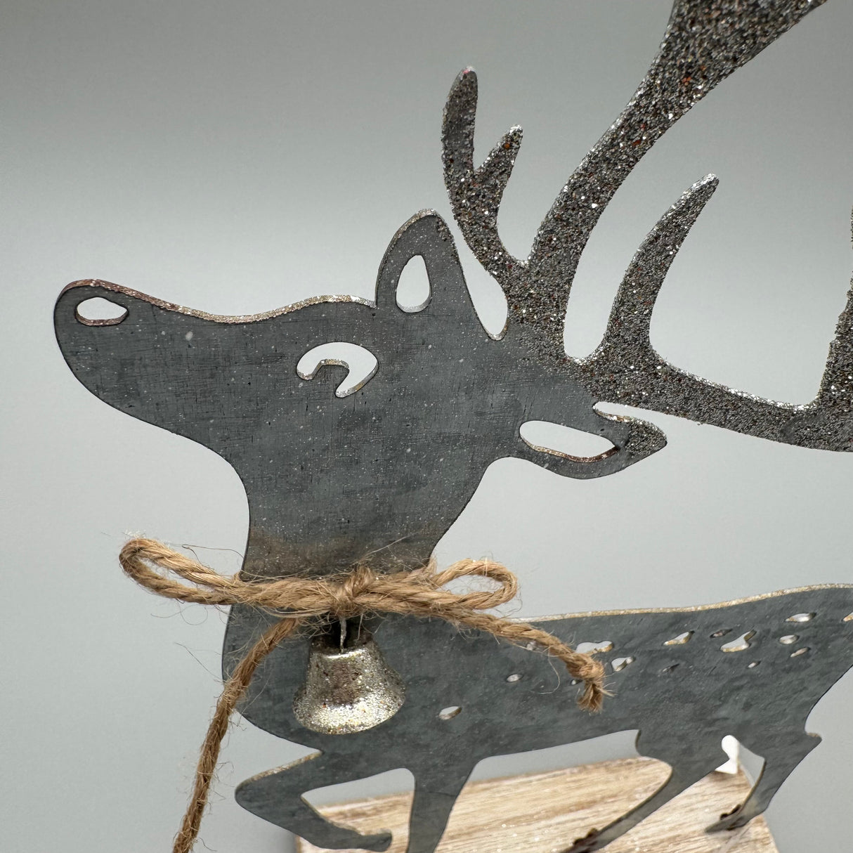 Deko Hirsch 30 cm mit Glitzer – Formano Winterdeko von Wimpelberg