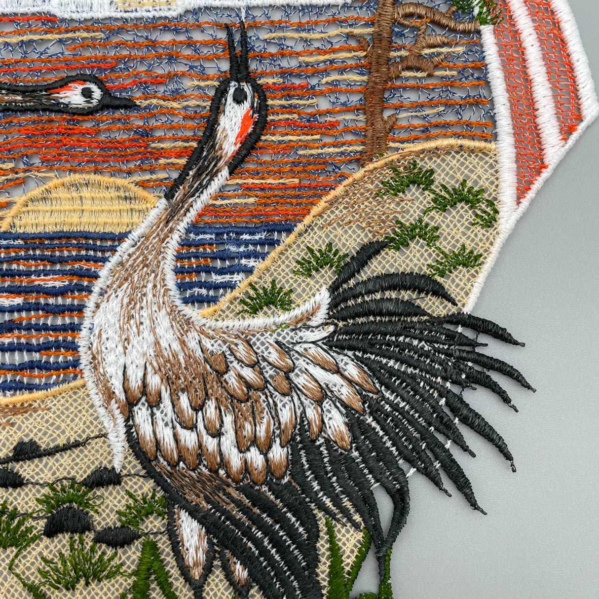 Fensterbild Kraniche farbig | Plauener Spitze | Fensterdekoration von Wimpelberg