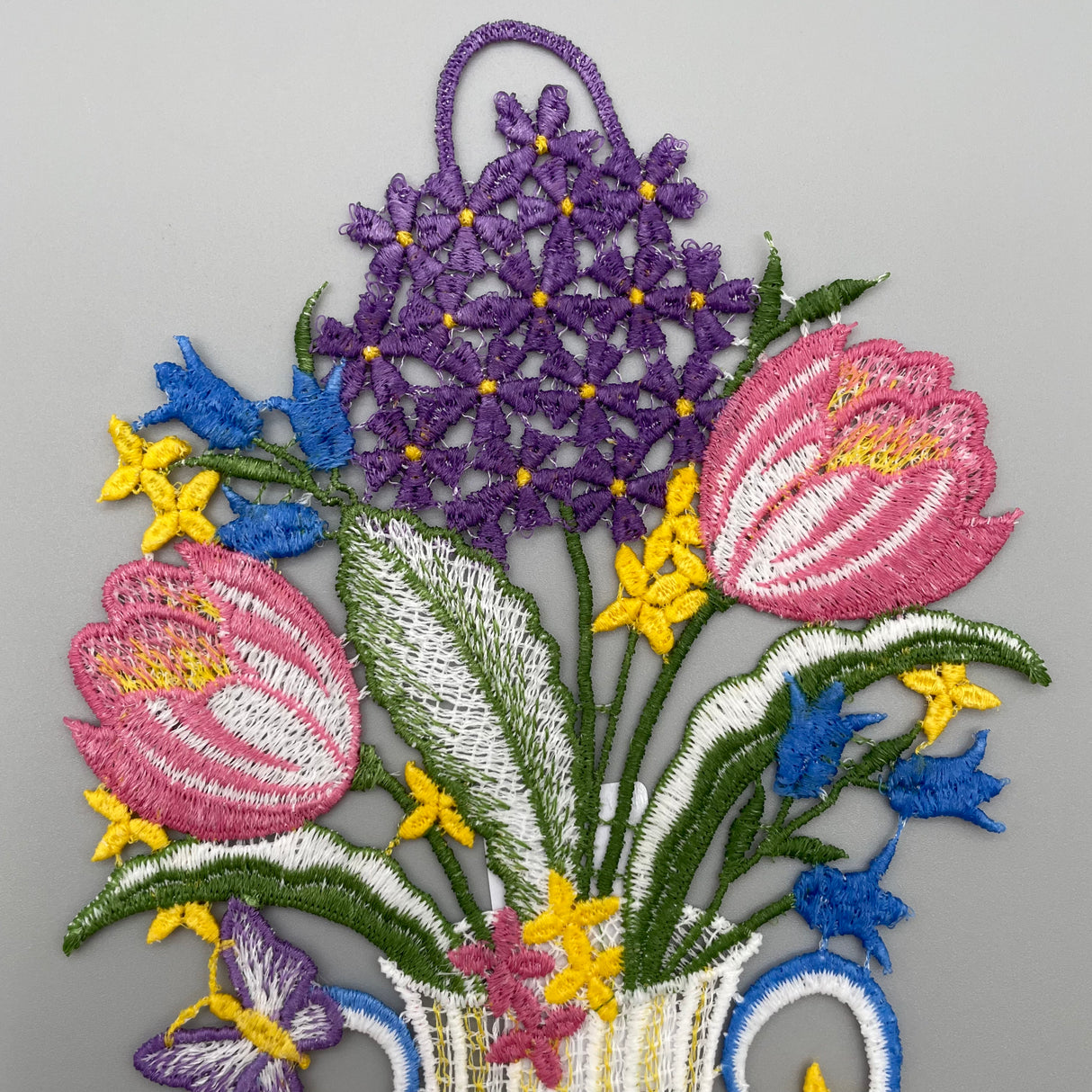 Fensterbild Frühlingsvase farbig | Plauener Spitze Fensterbilder | Frühling Fensterdeko von Wimpelberg