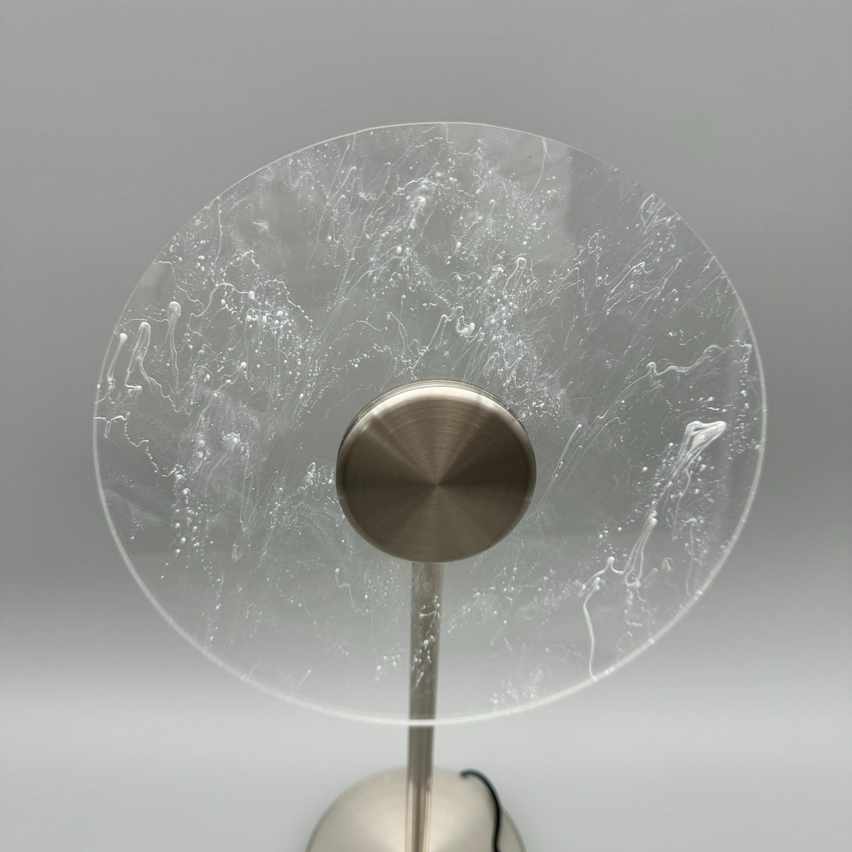 Moderne LED-Lampe 20x12x40cm: Klares Acryl, Dimmbar, Silberner Metall-Fuß von Wimpelberg