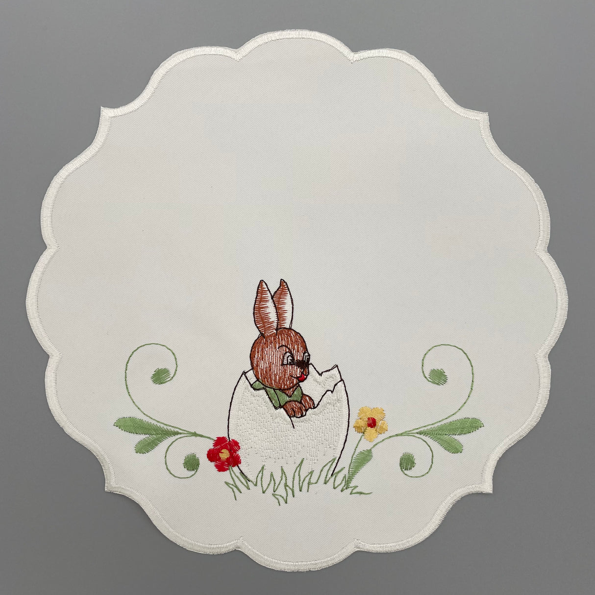 Osterdecke rund Osterhase im Osterei als Tischdeko von Wimpelberg