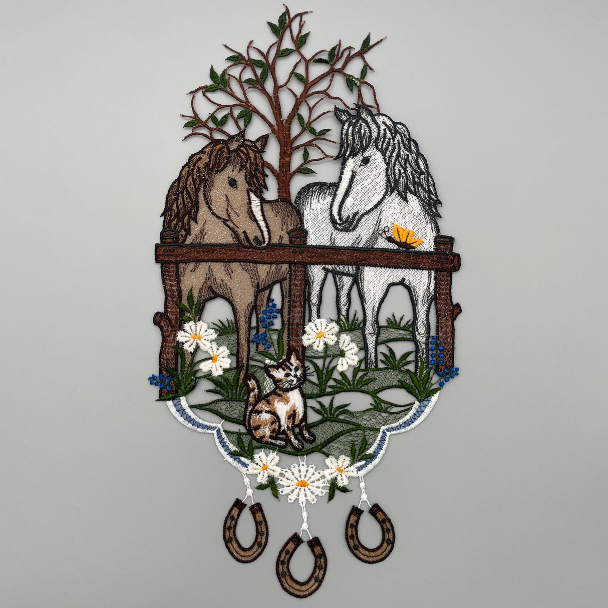 Fensterbild Pferdekoppel farbig | Plauener Spitze | Fensterdekoration von Wimpelberg