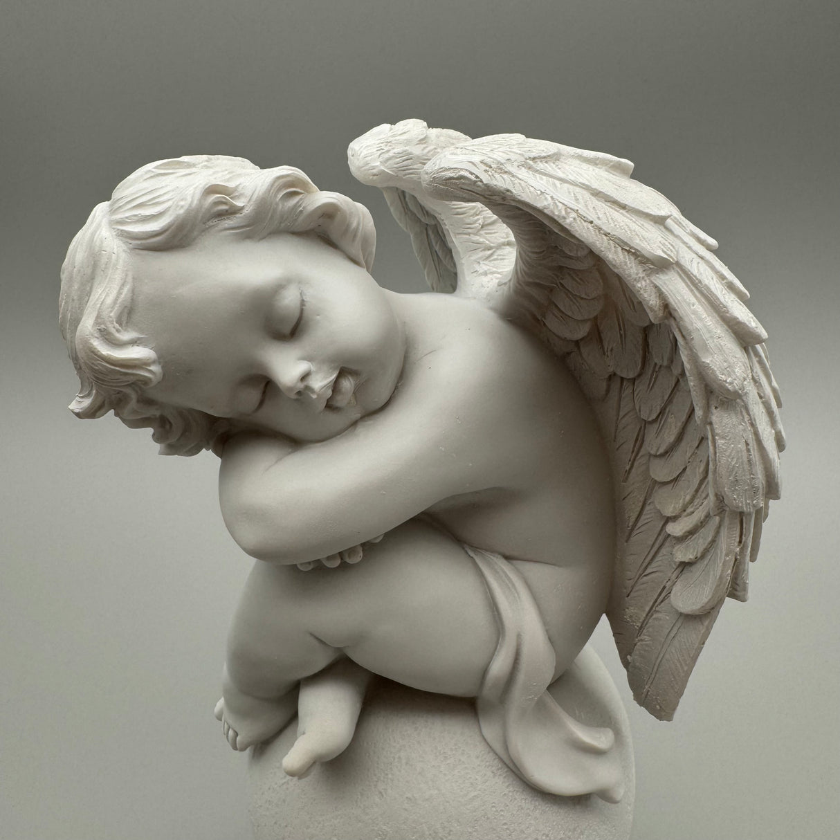 Zauberhafter Engel auf Kugel: Weiß-Matt, 24 cm, Kunststein von Wimpelberg