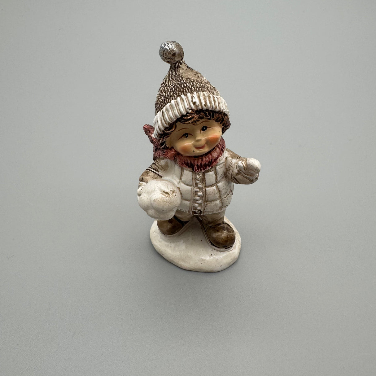 Deko Kinderfigur – 8 cm aus Kunststein, handbemalt | Winter Dekofigur Kind mit Ball in der Hand von Wimpelberg