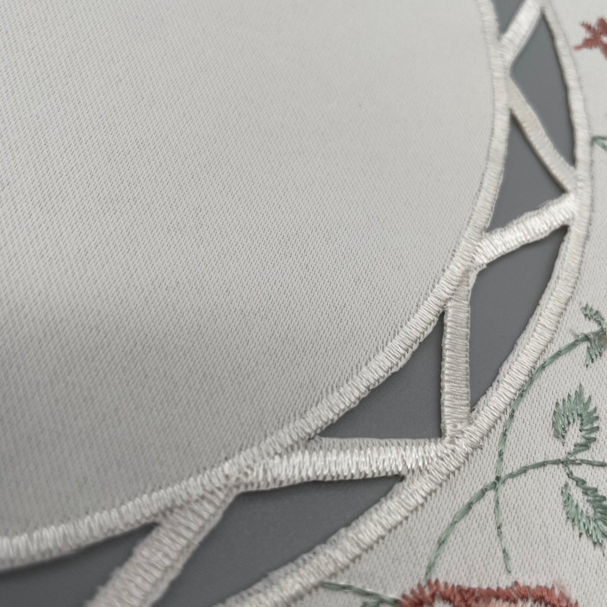 Deckchen 30cm rund Plauener Spitze creme-kupfer | Tischdecke von Wimpelberg