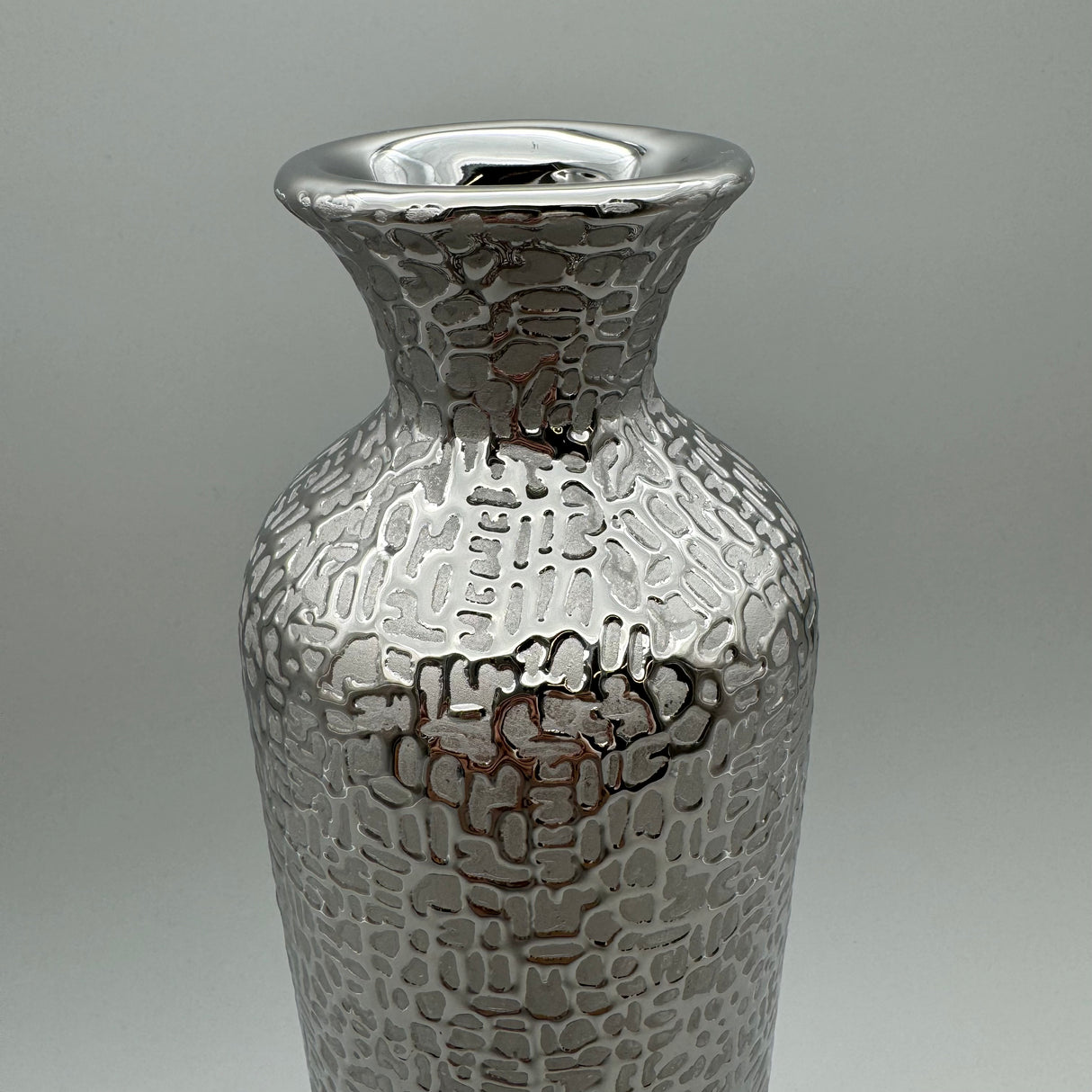 Elegante Grau-Silber Bodenvase: Matte Keramik, Glänzende Struktur, Filz-Sticker von Wimpelberg