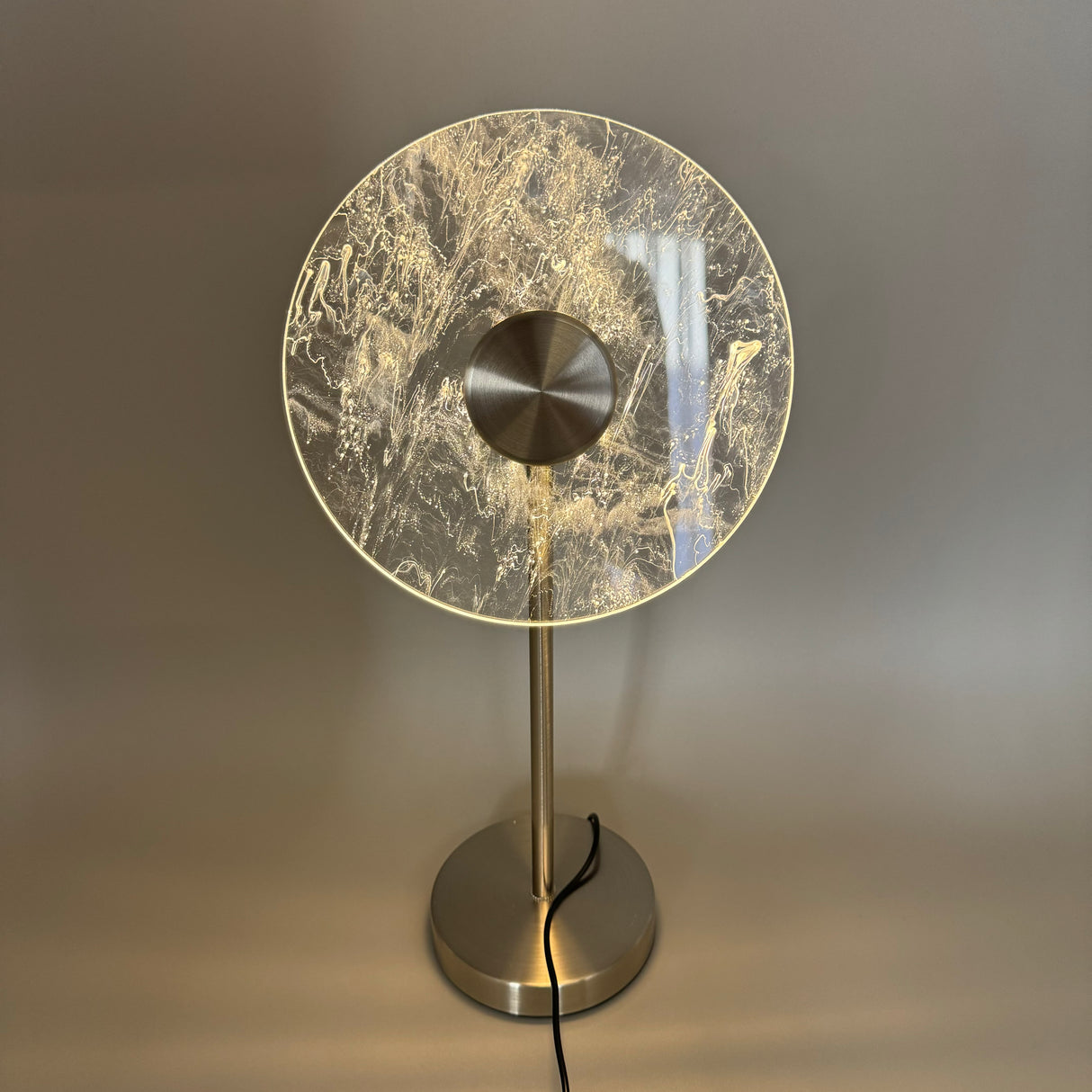 Moderne LED-Lampe 20x12x40cm: Klares Acryl, Dimmbar, Silberner Metall-Fuß von Wimpelberg