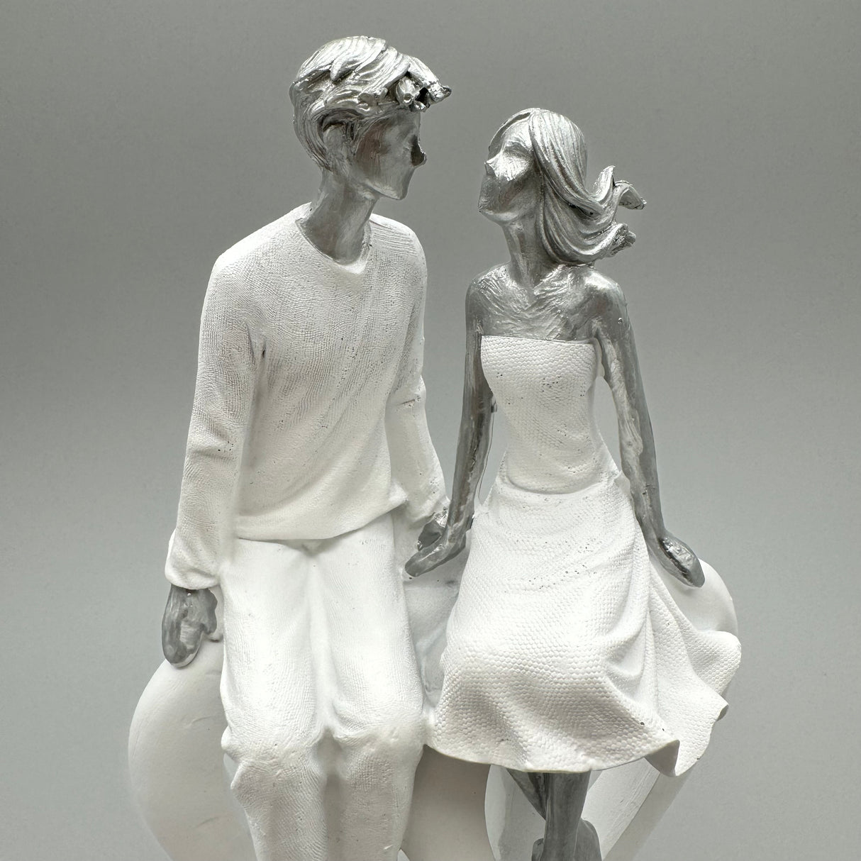 Stilvolles Paar mit Herz: Weiß-Silber, 25 cm, Kunststein von Wimpelberg