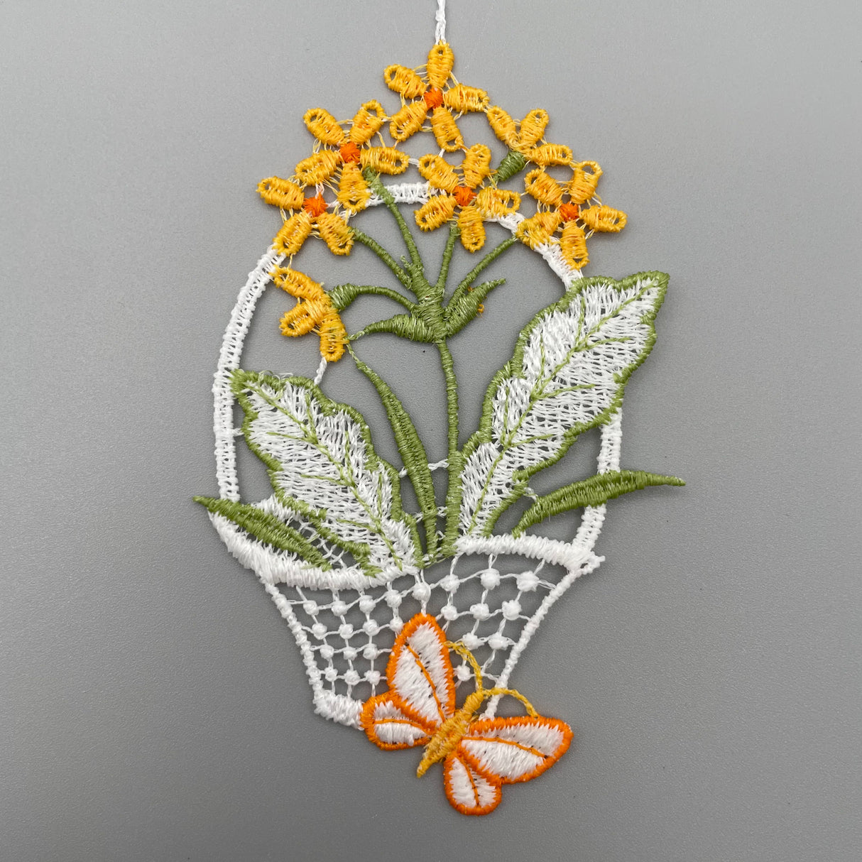 Fensteranhänger Osterkörbchen farbig | Plauener Spitze Fensterbild Ostern 6 von Wimpelberg